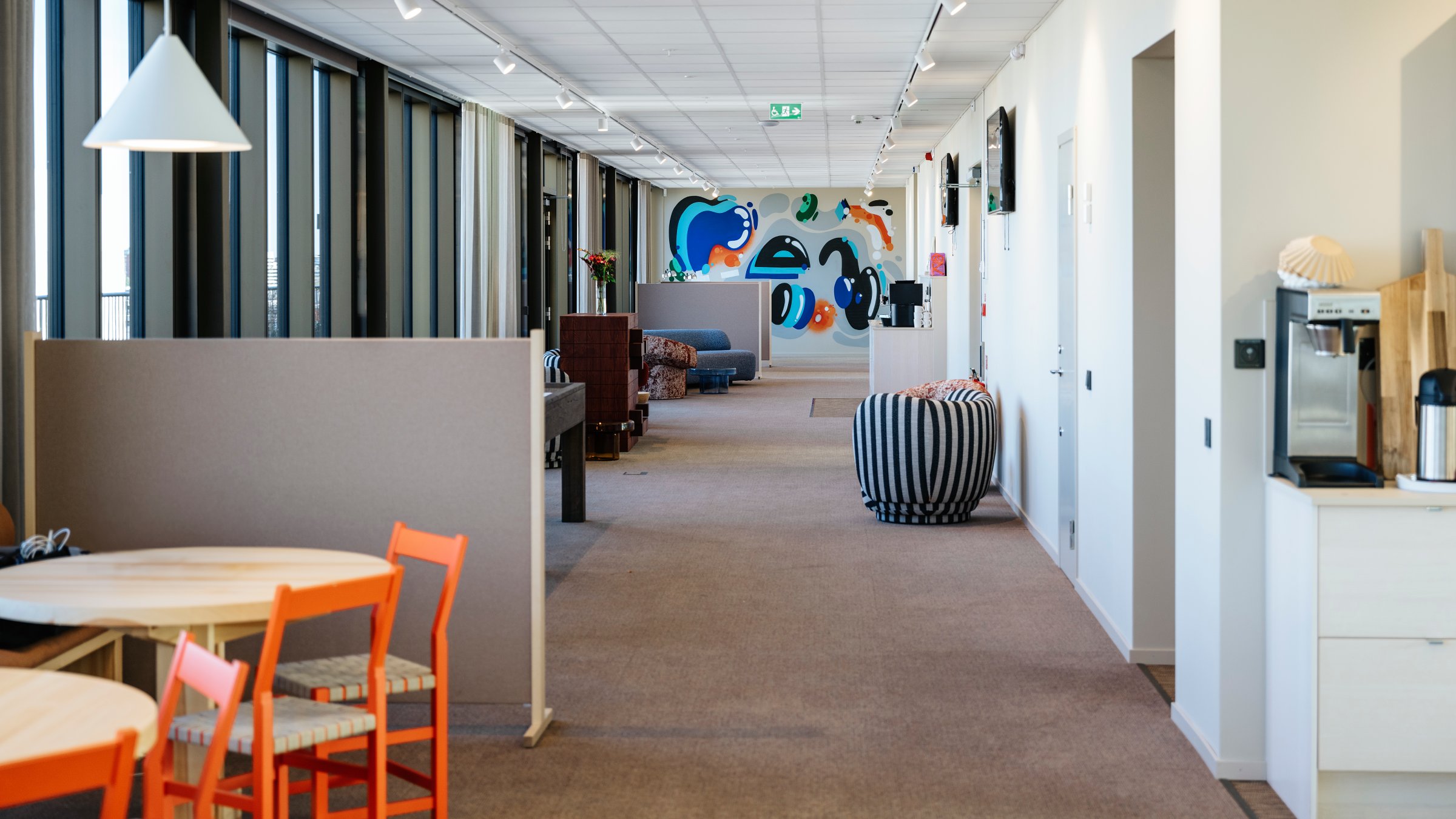 inredning-varg-arkitekter-seenthis-sthlm-02-studion-sthlm-new-kontor-terrass-kontor-mural-16-9