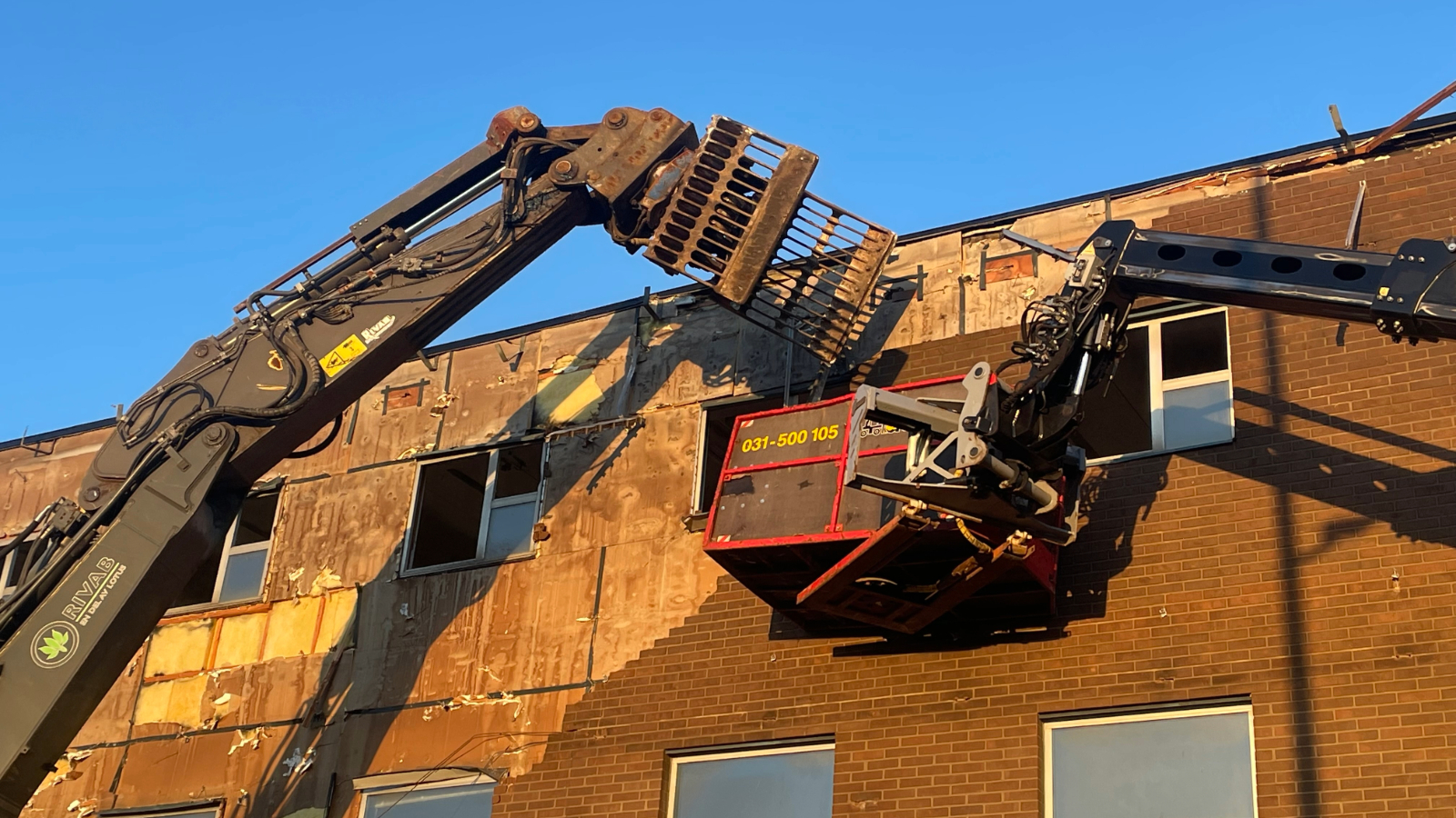 tar varsamt ner teglet Göteborg_16_9