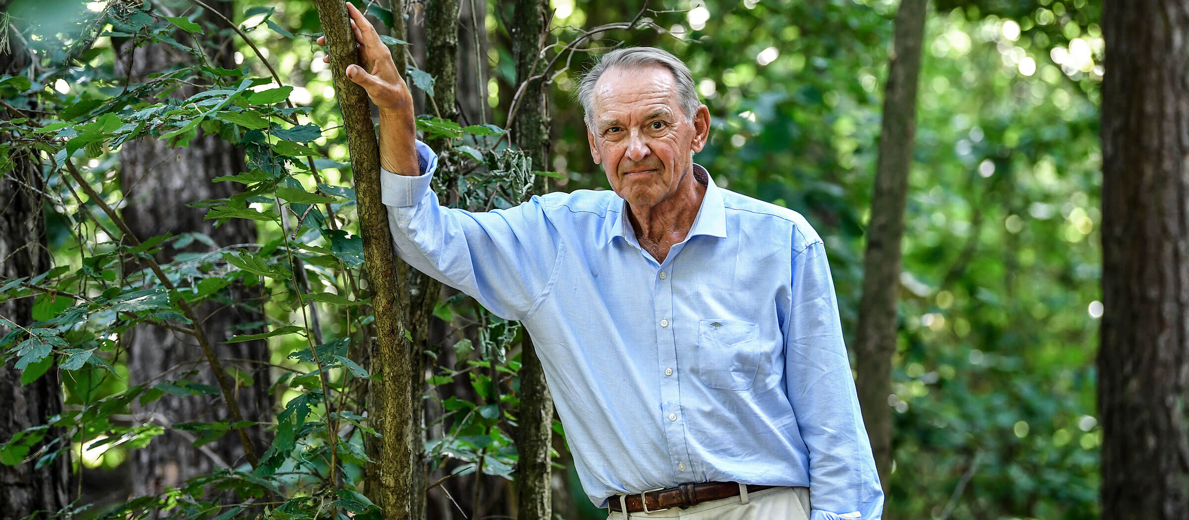 Jan Eliasson stående i växtmiljö.