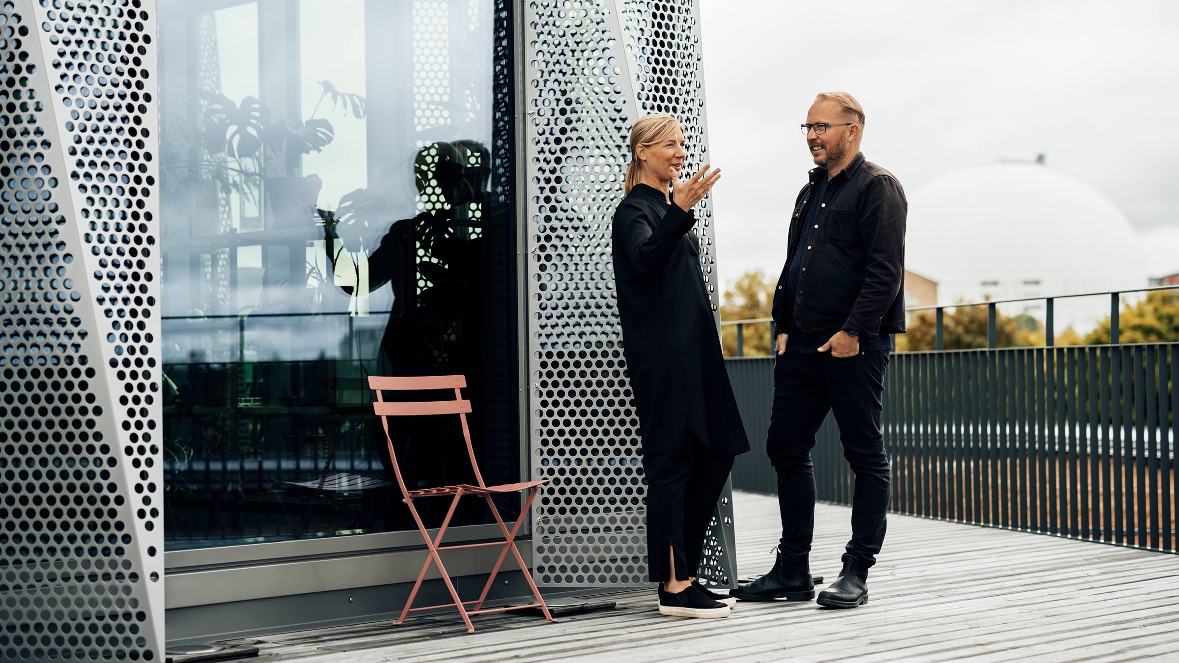 Företaget Funkias Frida Wilkne och Jimmy Norrman på terassen som hör till deras nya lokaler i Skanskas kontorshus Sthlm 04.