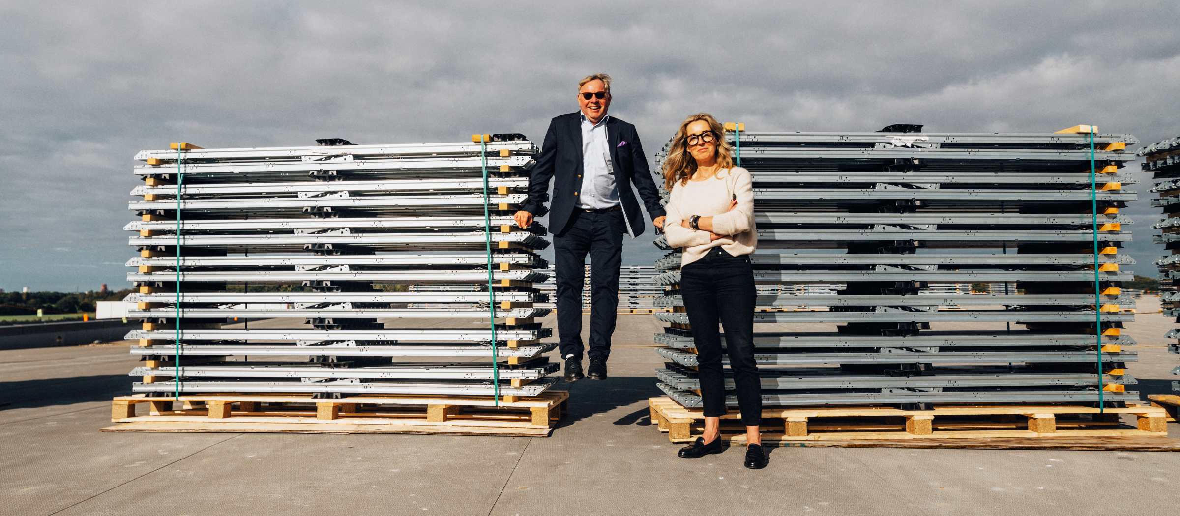 Greenfoods hållbarhetschef Anna Klenell och VD Ted Stenshed på Greenhouse tak, försett med solceller.